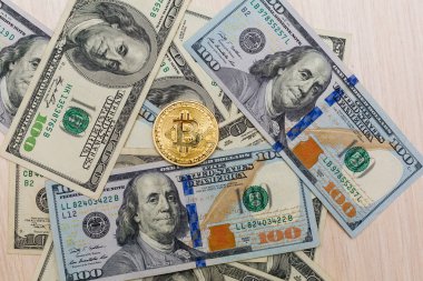 Dolar banknotları üzerindeki altın bitcoin elektronik para değişimi konsepti