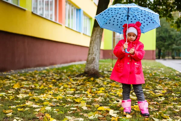 Menina Bonito Segurando Folha Outono Amarelo Guarda Chuva — Fotografia de Stock