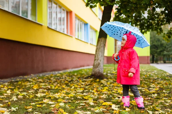 Cute Dziewczynka Trzymając Żółty Jesienny Liść Parasol — Zdjęcie stockowe