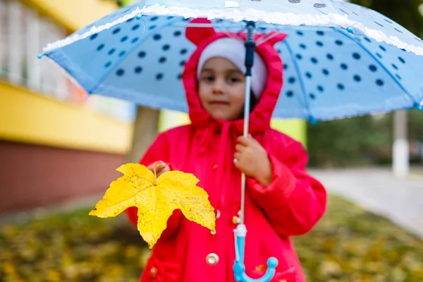Cute Dziewczynka Trzymając Żółty Jesienny Liść Parasol — Zdjęcie stockowe