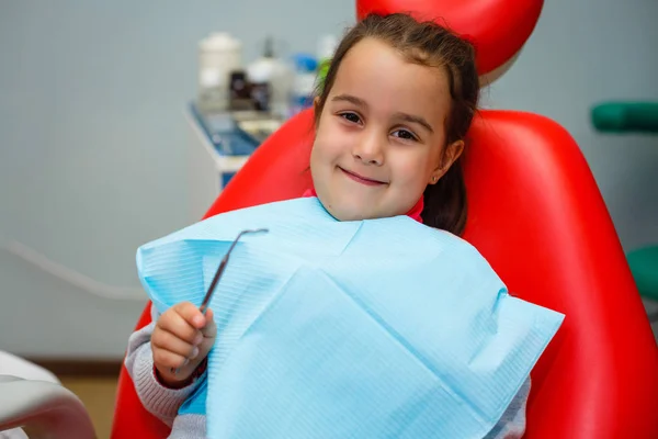 Dentiste Examinant Les Dents Petite Fille Clinique — Photo