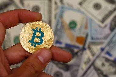 Altın bitcoin sikke üzerinde erkek yandan bizi dolar faturaları arka plan kopya alanı bulanık
