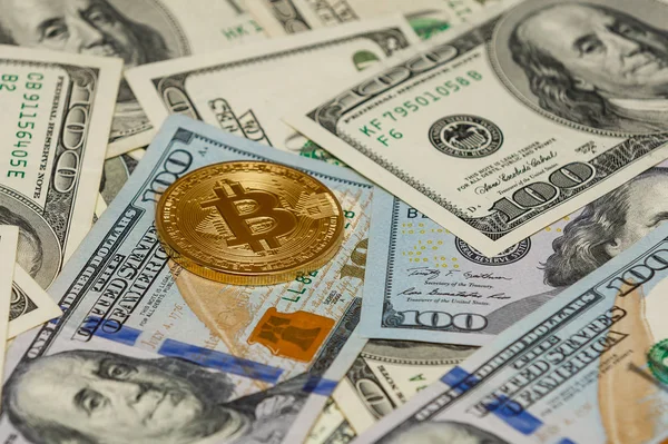 Dolar banknotları üzerindeki altın bitcoin elektronik para değişimi konsepti