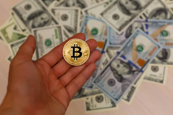 Bitcoin Oro Mano Masculina Borrosa Nos Billetes Dólar Espacio Copia — Foto de Stock