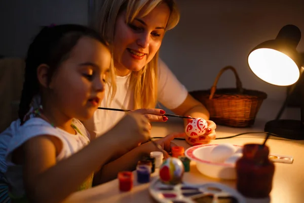 Madre Piccola Figlia Che Dipingono Uova Sedute Tavola — Foto Stock
