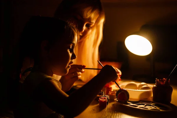 Mother Little Daughter Painting Eggs Sitting Table — Stock Photo, Image