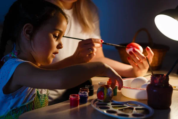 Mãe Filhinha Pintando Ovos Sentados Mesa — Fotografia de Stock