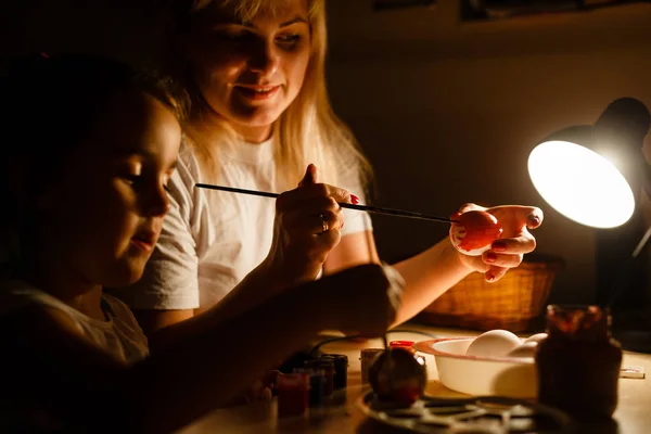 Mother Little Daughter Painting Eggs Sitting Table — Stock Photo, Image