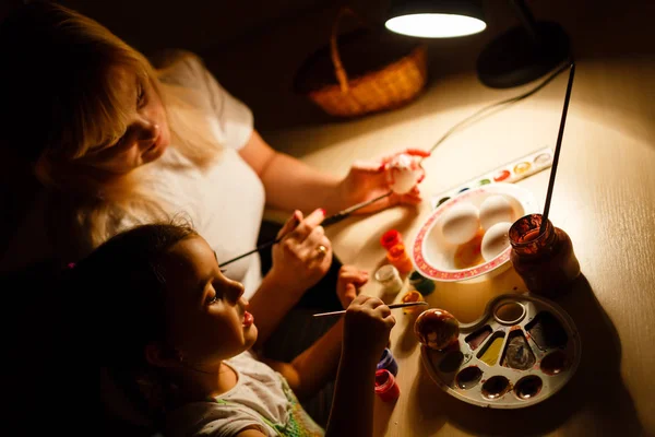 Mother Little Daughter Painting Eggs Sitting Table — Stock Photo, Image