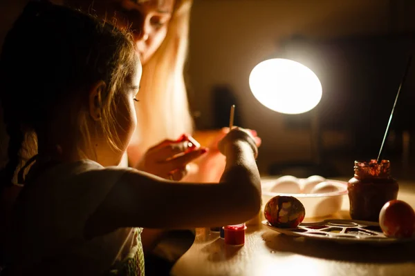 Mãe Filhinha Pintando Ovos Sentados Mesa — Fotografia de Stock