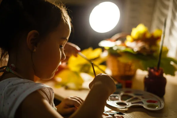 Linda Niña Dibujando Con Pintura Hojas Otoño Sentado Mesa — Foto de Stock