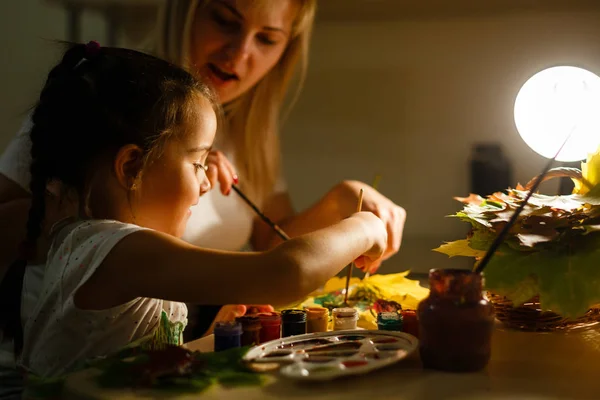 Madre Hija Pintando Hojas Otoño — Foto de Stock