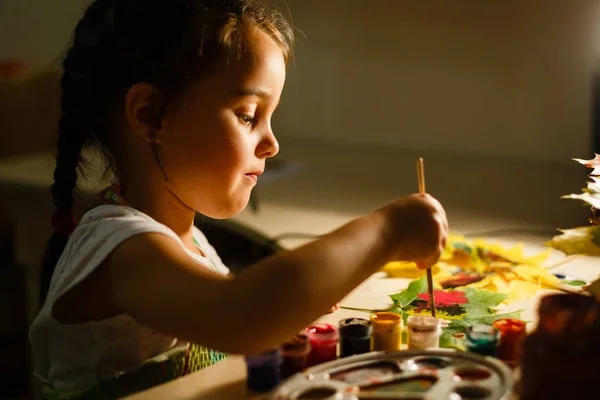 Linda Niña Dibujando Con Pintura Hojas Otoño Sentado Mesa — Foto de Stock