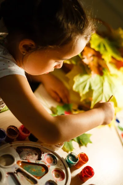 Linda Niña Pintando Hojas Otoño Sentado Mesa — Foto de Stock