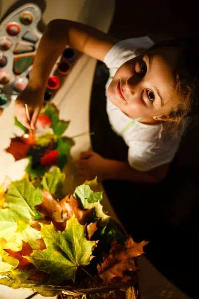 Niedliches Kleines Mädchen Bemalt Herbstblätter Tisch Sitzend Blick Von Oben — Stockfoto