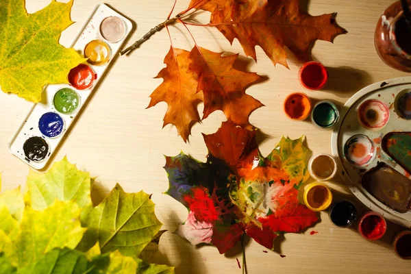 テーブル上面の色紅葉と塗られる — ストック写真