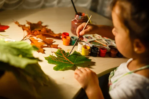 Menina Bonito Pintar Folhas Outono Sentado Mesa — Fotografia de Stock