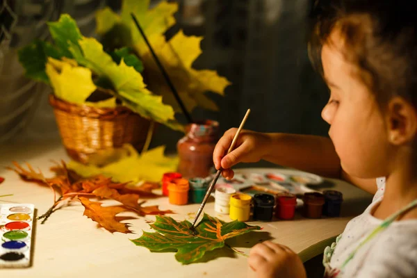 Menina Bonito Desenho Com Pintura Folhas Outono Sentado Mesa — Fotografia de Stock
