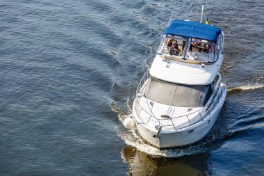 Mavi denizde lüks beyaz tekne