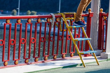 Metal köprü inşaatının detaylarına yakın görünüm 