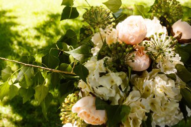 Yeşil bitkiler ve düğün süslemeleri solgun çiçekler çiçek kompozisyonu 