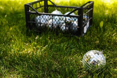 Dışarıda duran dekoratif disko topları ve izole edilmiş bir disko topu.