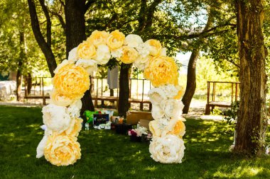 Güneş ışığında yaratıcı dekore düğün kemer parçası 