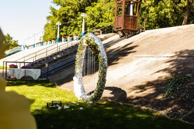 Güneş ışığında yaratıcı dekore düğün kemer parçası 