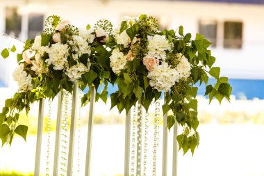 Güneş ışığında yaratıcı dekore düğün kemer parçası 