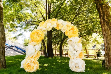Güneş ışığında yaratıcı dekore düğün kemer parçası 