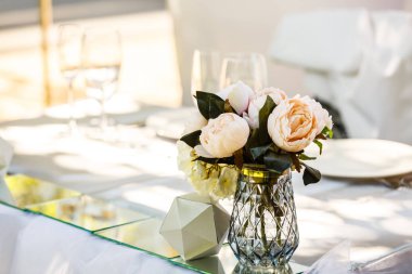 Taze çiçeklerle şenlikli masa dekoru