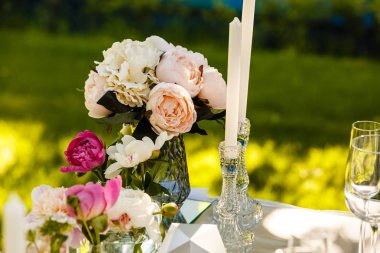 Taze çiçeklerle şenlikli masa dekoru