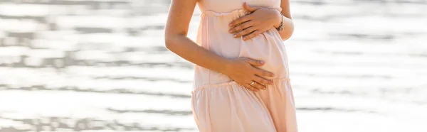 Беременная Женщина Белом Платье Стоит Воды — стоковое фото
