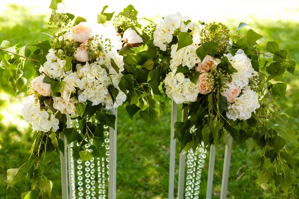Composição Floral Com Plantas Verdes Flores Pálidas Decorações Casamento — Fotografia de Stock
