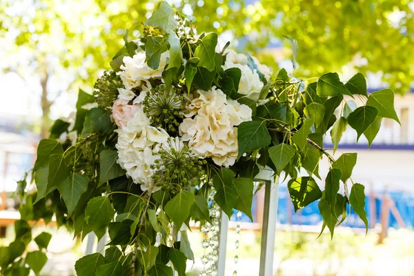 Floral Σύνθεση Πράσινα Φυτά Και Λουλούδια Χλωμό Διακοσμήσεις Γάμου — Φωτογραφία Αρχείου