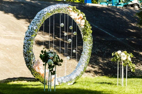 Fragment Eines Kreativ Dekorierten Hochzeitsbogens Sonnenlicht — Stockfoto