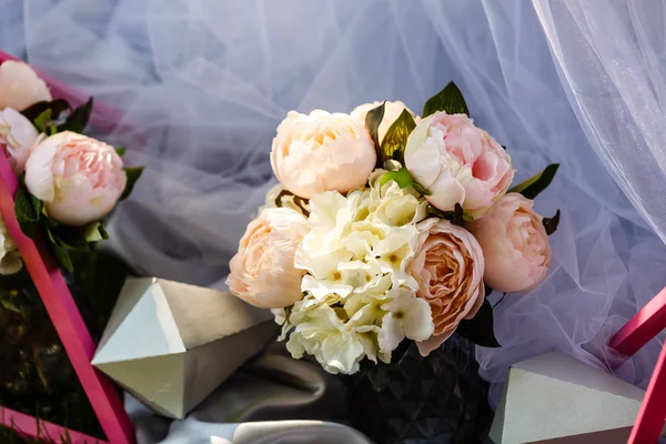 Décoration Table Festive Avec Des Fleurs Fraîches — Photo