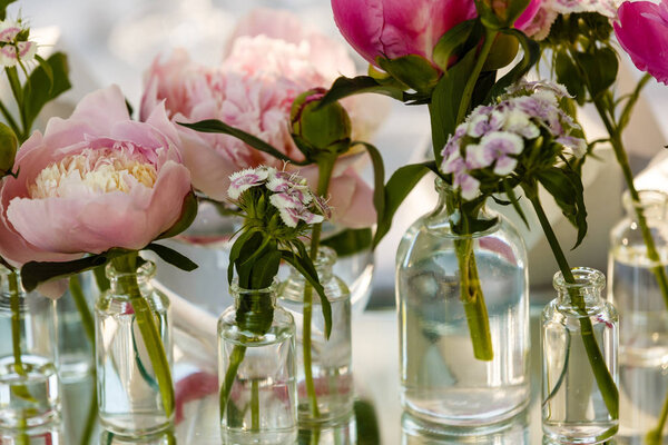 Праздничный стол со свежими цветами
