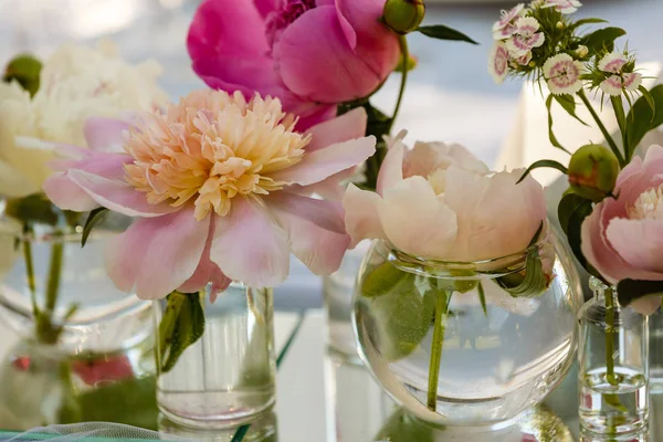 Décoration Table Festive Avec Des Fleurs Fraîches — Photo