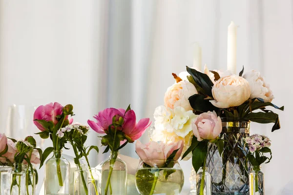 Décoration Table Festive Avec Des Fleurs Fraîches — Photo