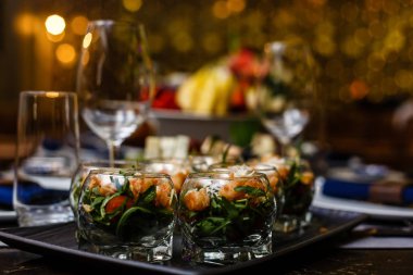 Restoranda domatesli salata ve karides
