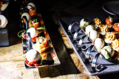 Kutlama etkinliğinde restoranda taze lezzetli atıştırmalıklarla catering hizmetleri 