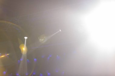 Çok renkli kirişler, dokulu arka plan ile sahne ışıkları 