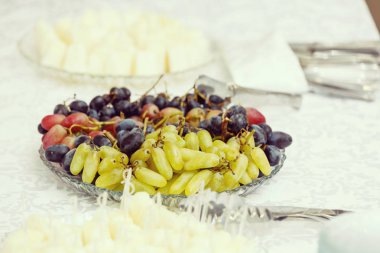 Şenlikli aperatif, peynirli üzüm çeşitleri.