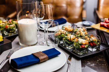 Kutlama etkinliğinde restoranda taze lezzetli atıştırmalıklarla catering hizmetleri 