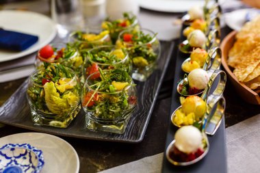 Kutlama etkinliğinde restoranda taze lezzetli atıştırmalıklarla catering hizmetleri 