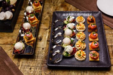 Kutlama etkinliğinde restoranda taze lezzetli atıştırmalıklarla catering hizmetleri 