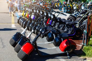 Şehir otoparkında bir sürü motosiklet var.