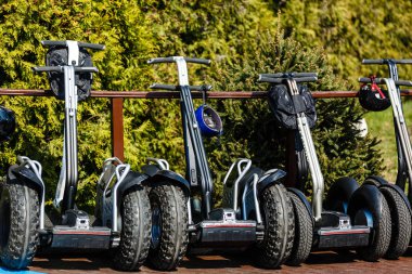 Şehrin sokaklarında elektrikli dengeleyici araç park ediyor.