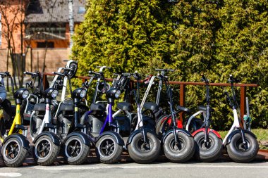 Otoparka park etmiş bir scooterın yakınına.